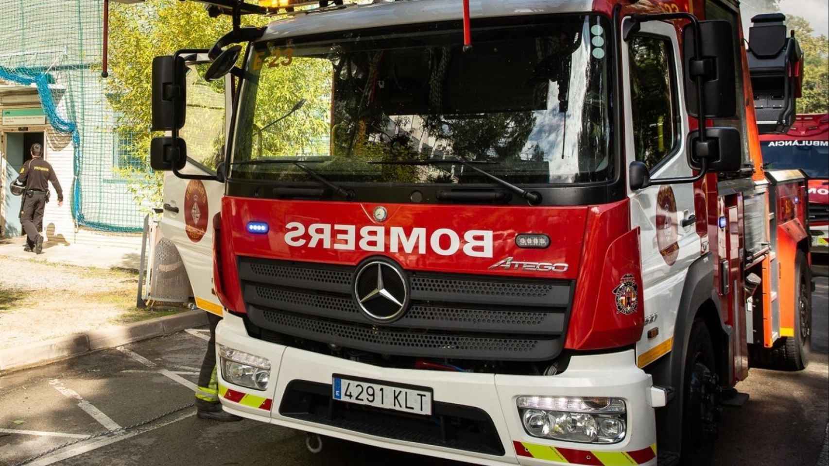 Un camión de Bombers de Barcelona, con un bombero al fondo / EP