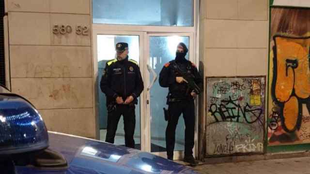 Un agente de la Guardia Urbana y un mosso durante el dispositivo contra el tráfico de drogas en Barcelona / MOSSOS