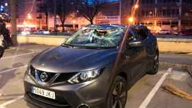Imagen de un coche destrozado por la caída de una palmera en Mataró (Barcelona) / CG