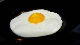 Imagen de un huevo frito con el color de la yema perfecto / PIXABAY