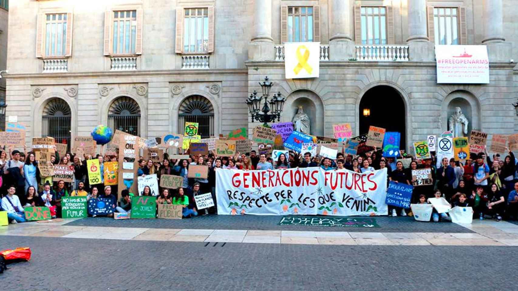 Manifestación de jóvenes ecologistas de 'Fridays For Future' en el Ayuntamiento de Barcelona / @FridaysForFuture
