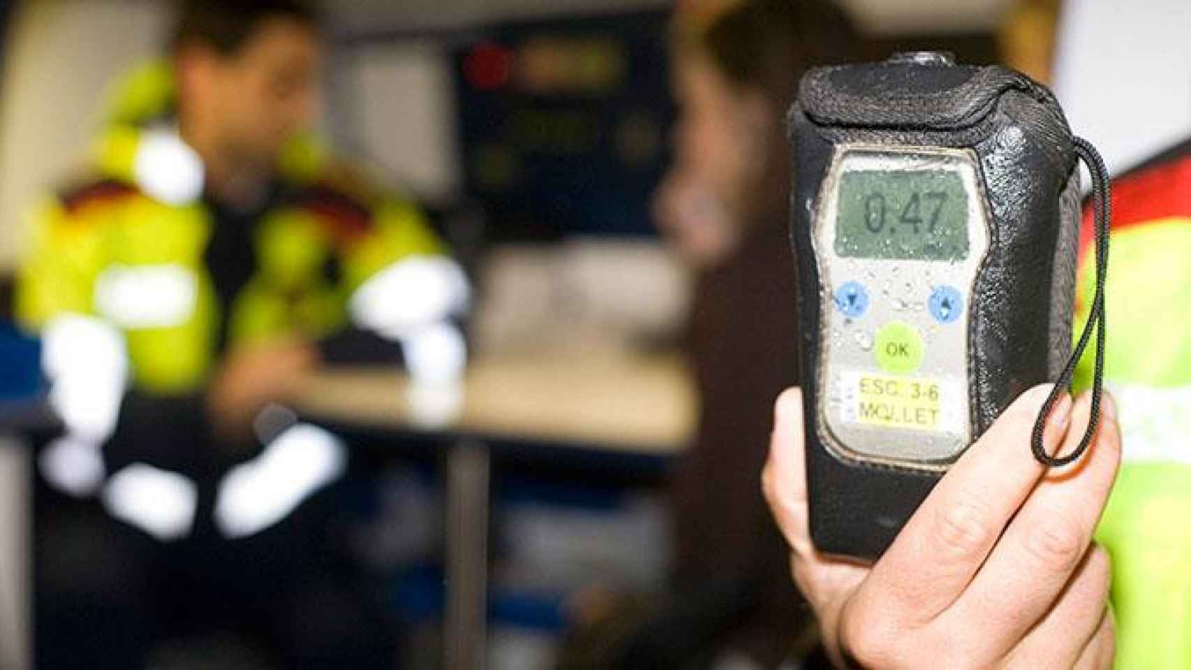 Un policía muestra la tasa de alcohol en una prueba a un conductor / GENCAT