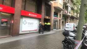 Imagen del cordón de agentes de los Mossos d'Esquadra en la operación posterior al tiroteo en la calle Compte d'Urgell / AE