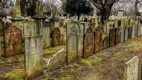 Lápidas en un cementerio de España / PIXABAY