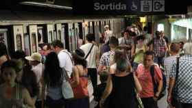 Usuarios del metro de Barcelona, que operará con servicios mínimos durante la huelga feminista del 8M / EFE