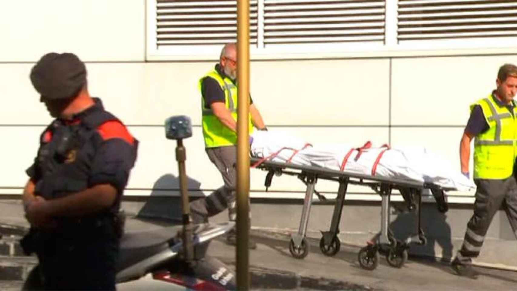 Trabajadores de una funeraria se llevan el cuerpo del hombre que atacó la comisaría de Cornellà de Llobregat / TV3