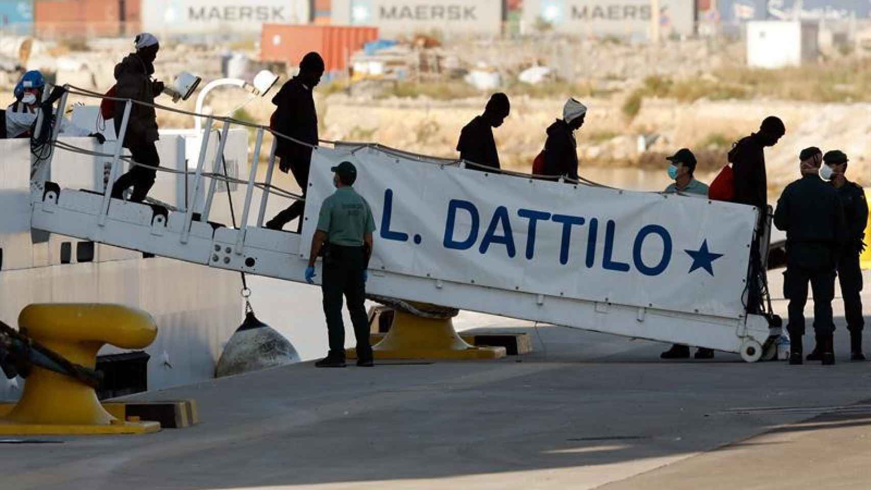 Los pasajeros del Dattilo, uno de los barcos de la flota 'Aquarius', llegan al puerto de Valencia / EFE