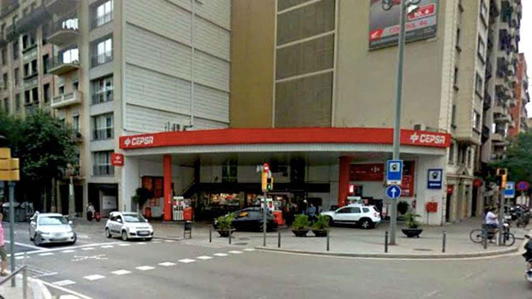 La gasolinera situada en el cruce de la calle Aragón con Casanova de Barcelona en el que ha tenido lugar el atropello mortal / CG