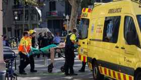 Ambulancias atendiendo a heridos tras los atentados de Barcelona / EFE
