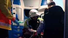El Sistema de Emergències Mèdiques (SEM) atiende a la niña a la que un policía salvó la vida en Sabadell / CG