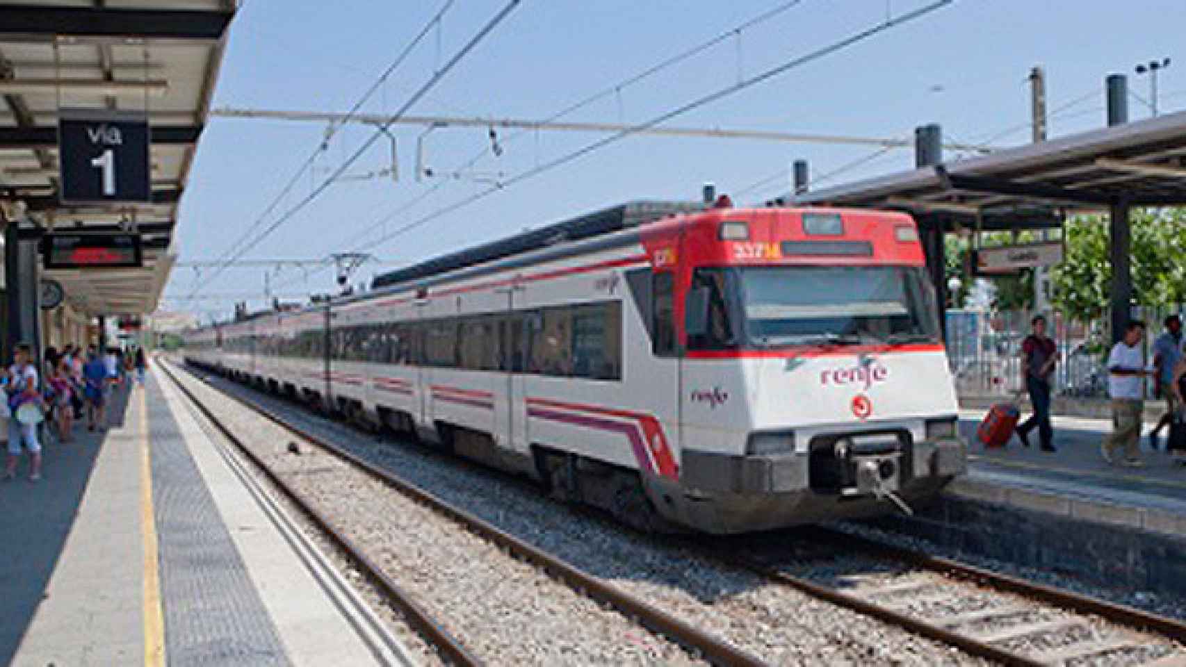 Un tren de Rodalies a su paso por una estación de Cataluña / CG