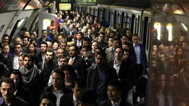 Aglomeración en un andén del metro de Barcelona en una jornada de huelga / EFE