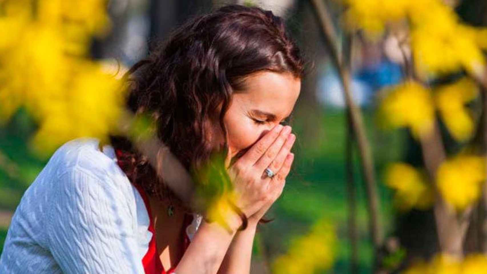 Una mujer sufre una reacción alérgica tras inhalar polen / CG