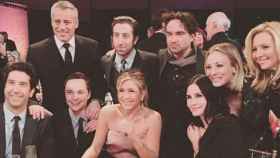 Protagonistas de la serie 'Friends', junto a otros actores en el homenaje a James Burrows.