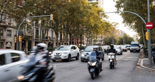 Una calle de Barcelona con tráfico, en una imagen de archivo / AYUNTAMIENTO DE BARCELONA - EP