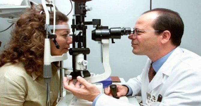 Un oftalmólogo visita a una paciente, en una imagen de archivo / EFE