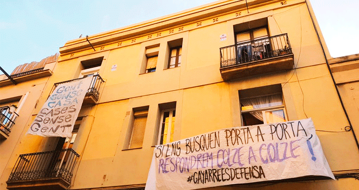 Imagen de los okupas y activistas ante el bloque de Gayarre número 42 en Sants (Barcelona) / CG
