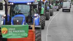 Payeses participan en la marcha lenta de tractores a su paso por Manresa / EP