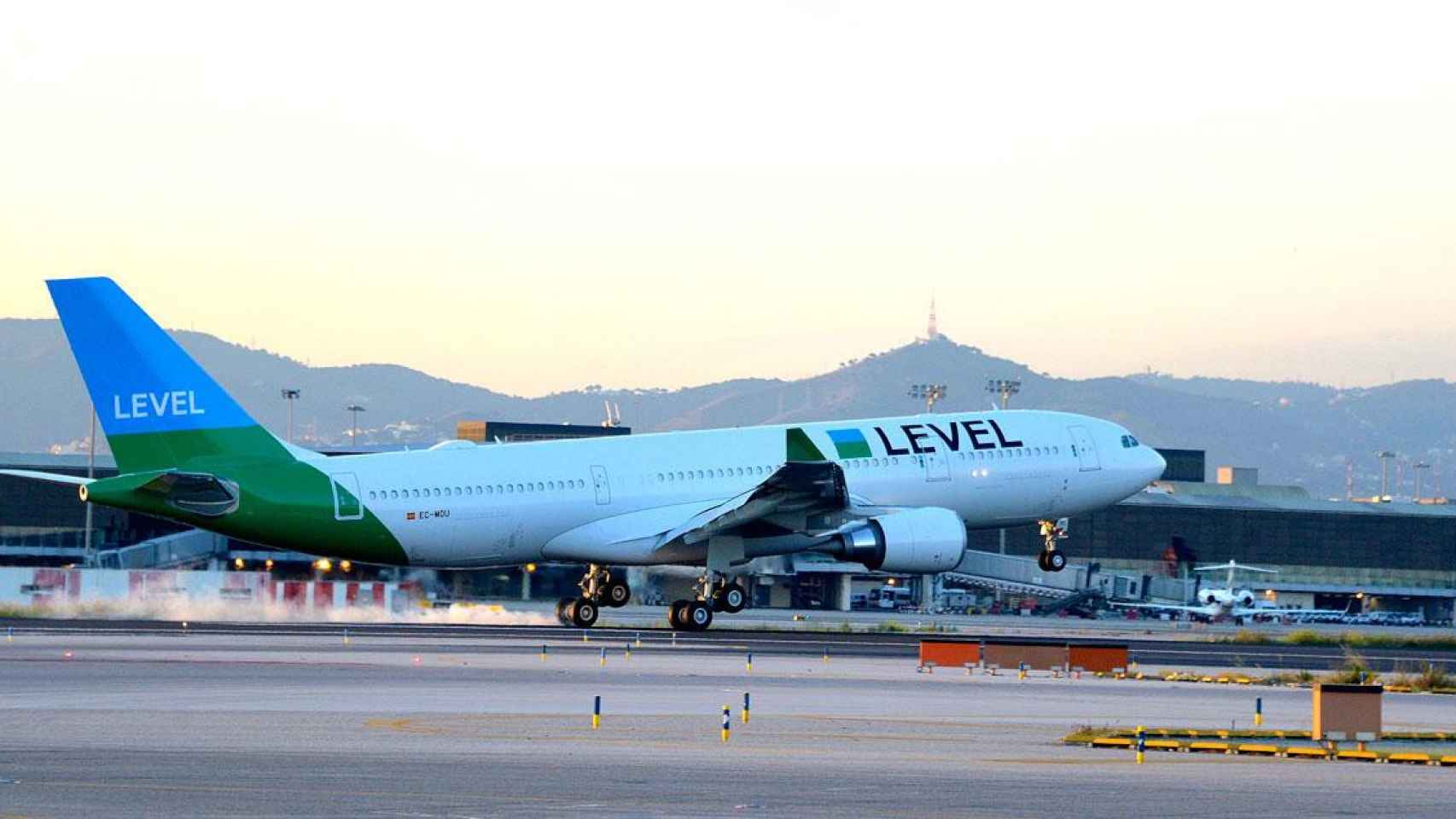 Imagen de una aeronave de Level en el aeropuerto de El Prat de Barcelona / EFE