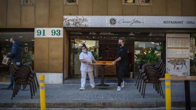 Dos trabajadores de la restauración, preparando una terraza en Barcelona / EP