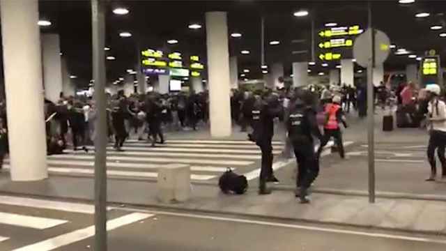 Cargas policiales en el aeropuerto de El Prat