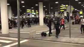 Cargas policiales en el aeropuerto de El Prat