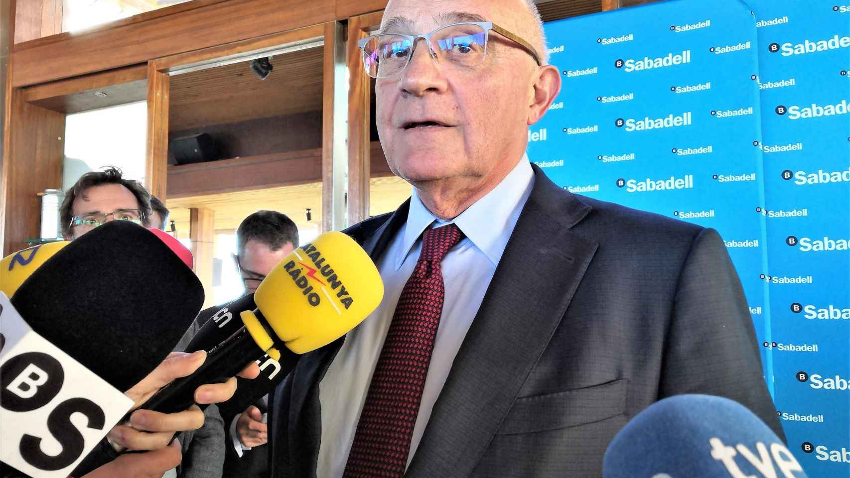 José Oliu, presidente de Banco Sabadell, atiende a los medios antes de la junta de accionistas