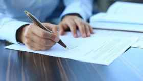Una imagen ilustrativa de una persona firmando un contrato de 'leasing' con un concesionario / EFE