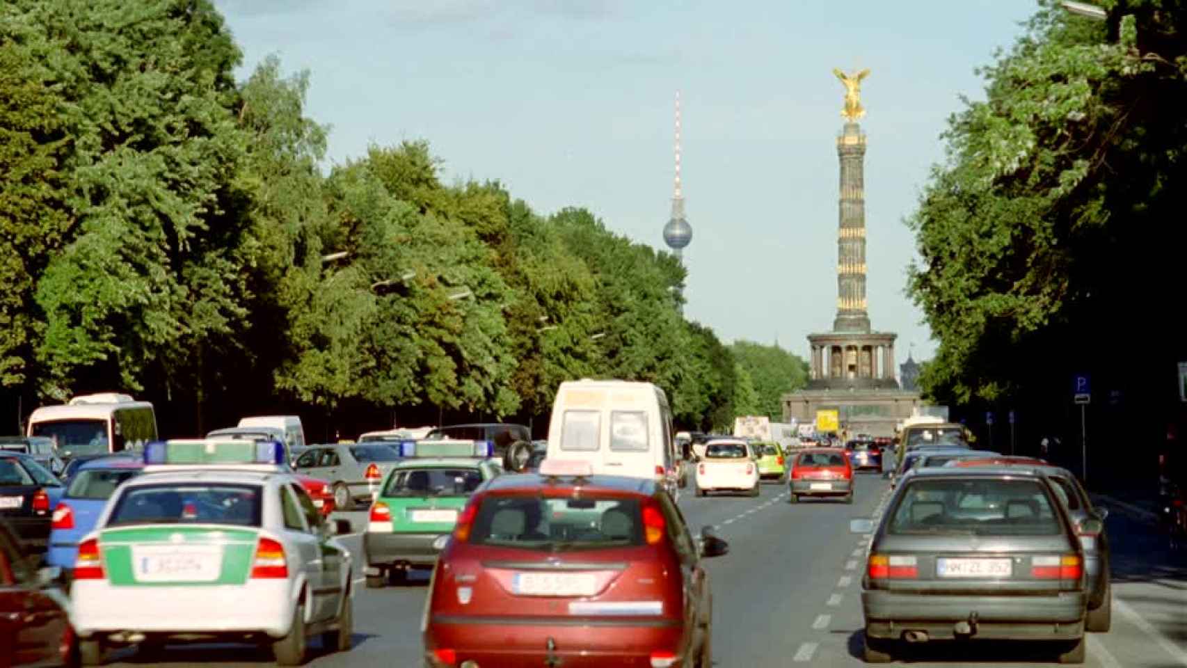Imagen de una calle de Berlín con intenso tráfico