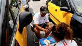 Taxistas de Barcelona juegan a las cartas durante la huelga