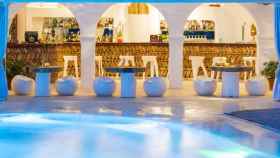 Bar de cócteles 'By the Pool' del hotel de lujo en Ibiza / HACIENDA NA XAMENA