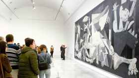 Turistas observan el 'Gernika' en el Museo Reina Sofía de Madrid / EFE
