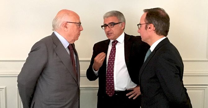 Joan Molins (i), presidente de Cementos Molins, Julio Rodríguez (c), consejero delegado de la cotizada, y Carlos Martínez (d), responsable financiero / CG