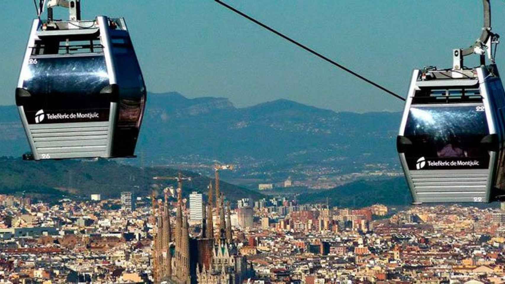 El teleférico de Montjuïc, con Barcelona al fondo / CG