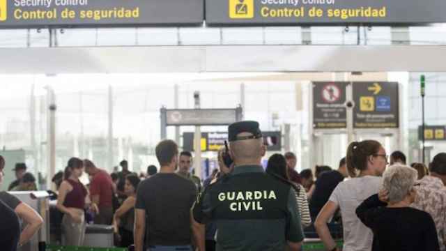 Un agente de la Guardia Civil en un acceso de control de seguridad en el aeropuerto de El Prat / CG