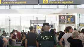 Un agente de la Guardia Civil en un acceso de control de seguridad en el aeropuerto de El Prat / CG