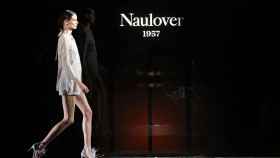 Una modelo desfila con prendas de Naulover en la 080 Barcelona, la semana de la moda de la capital catalana / CG