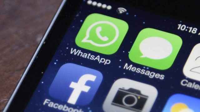 La pantalla de un teléfono móvil con Facebook y Whatsapp instalados / EFE