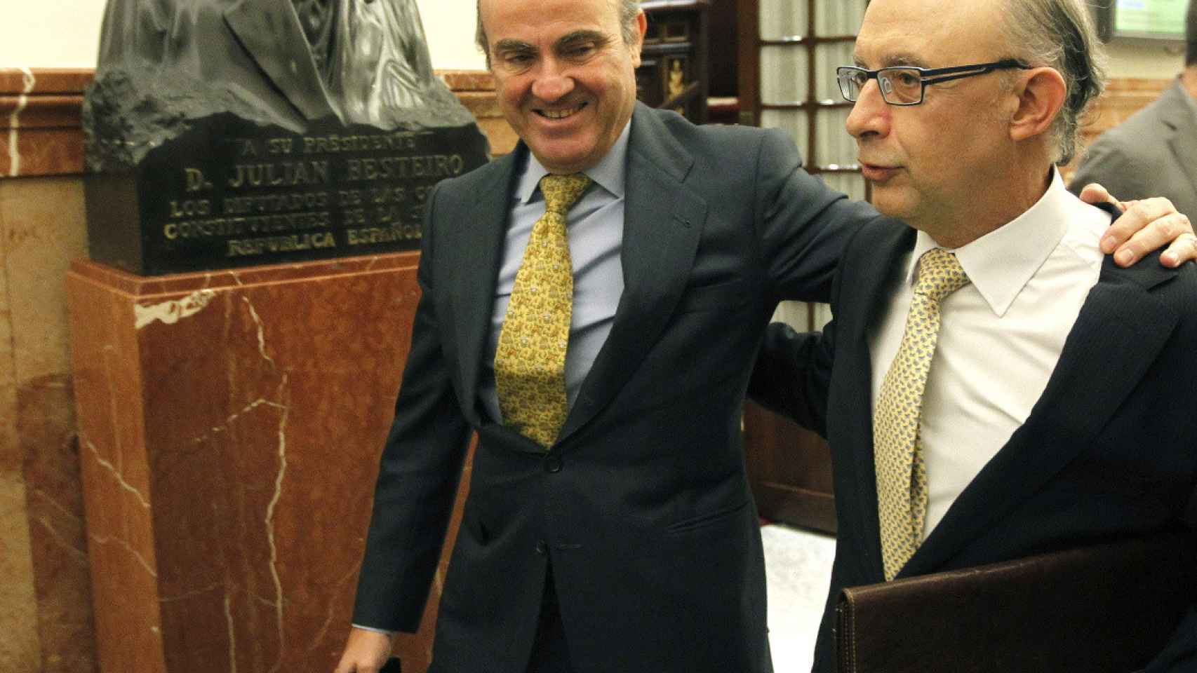 Luis de Guindos saluda al ministro de Hacienda Cristobal Montoro en los pasillos del Congreso en una foto de archivo / EFE