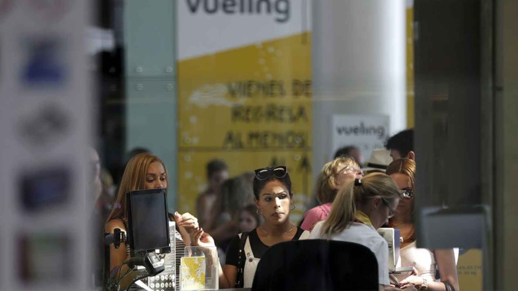 Una pasajera de Vueling en Barcelona, en el mostrador de la aerolínea.