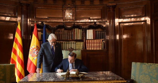 El periodista Pedro J. Ramírez firma el libro de honor de Foment del Treball bajo la atenta mirada de su presidente, Josep Sánchez Llibre