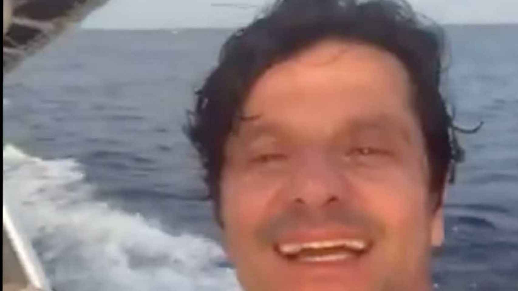 El actor Joel Joan, en el polémico vídeo que grabó a bordo de una barca / TWITTER