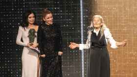 Las actrices Anna Castillo y Eva Llorach entregan el premio a la mejor actriz revelación a Benedicta Sánchez de los Premios Goya en Málaga / EUROPAPRESS