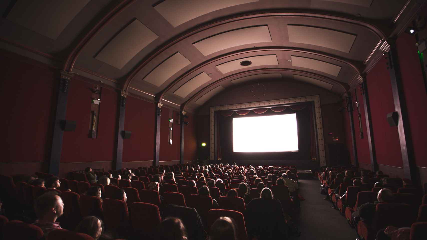 Una sala de cine durante la proyección de una película / UNSPLASH