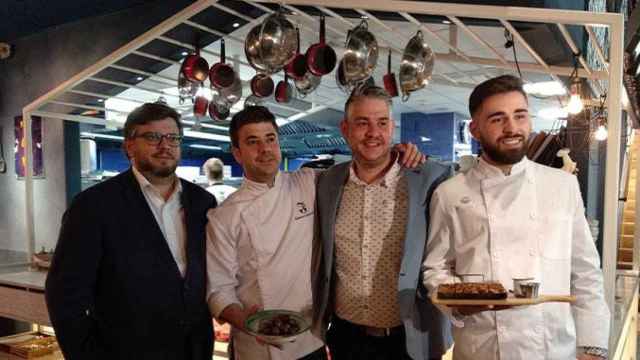 El socio de Rodrigo Messi en el Bellavista del jardín del norte, Juan Carlos Iglesias, junto con los cocineros que llevan L'Aplec del Caragol a Barcelona / CG