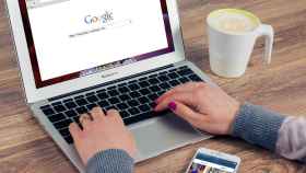 Una chica utiliza el Google Chrome como navegador predeterminado en su Mac de Apple / PEXELS