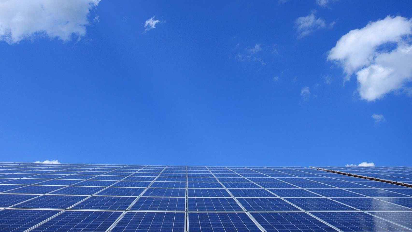 Las placas solares es uno de los negocios en los que Amazon está involucrado / Andreas - PIXABAY