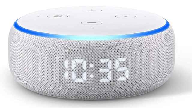 El Amazon Echo Dot de tercera generación con reloj