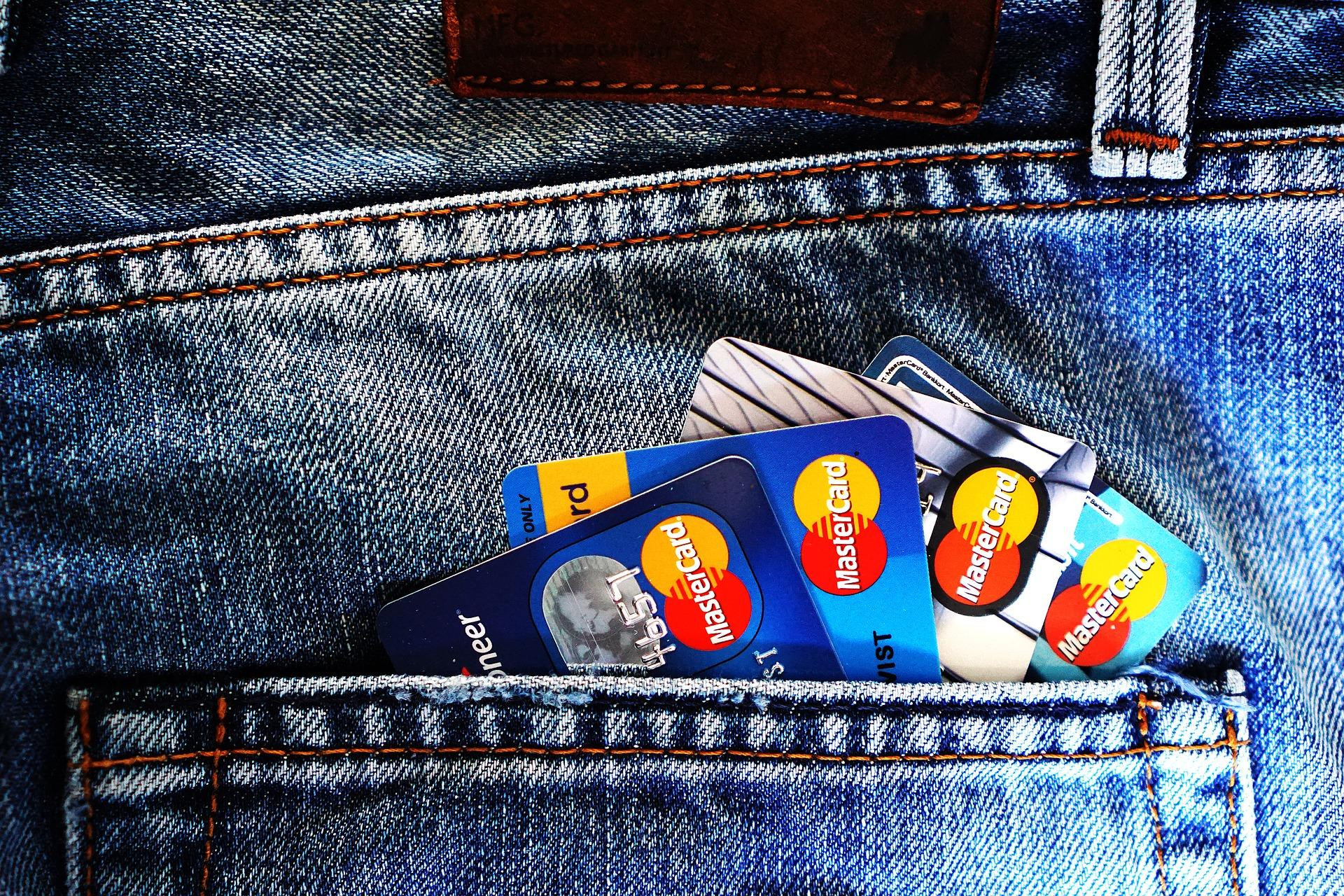 Un bolsillo con tarjetas de crédito, los datos de la cual quiere usar esta nueva estafa para poder robarte / PIXABAY