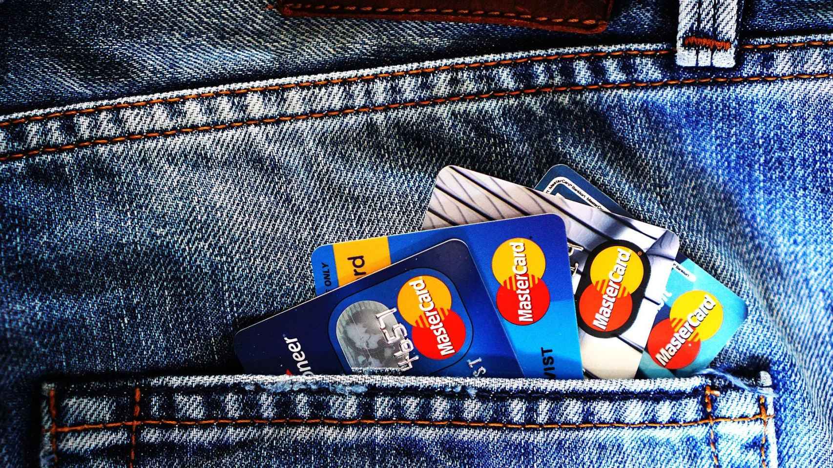 Un bolsillo con tarjetas de crédito, los datos de la cual quiere usar esta nueva estafa para poder robarte / PIXABAY